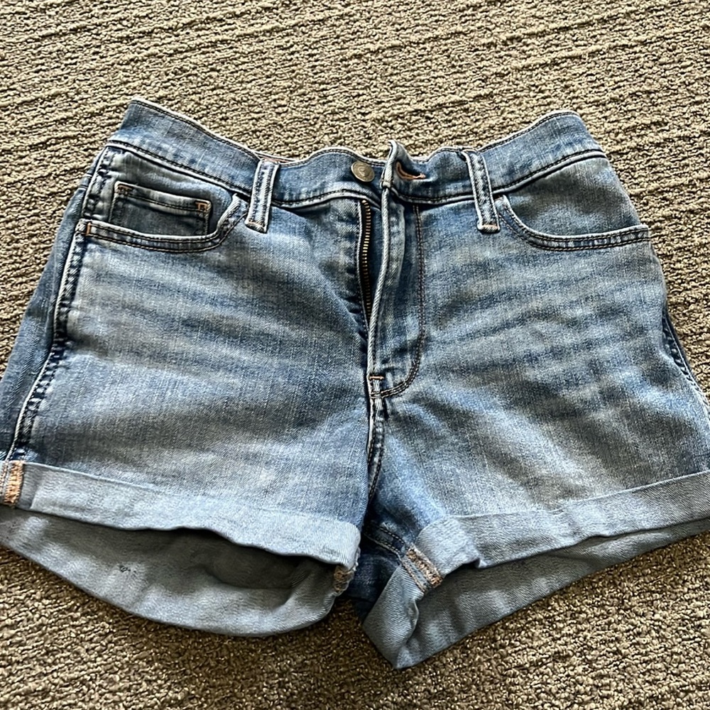 Hollister 3 inch Jean shorts size 5 light wash. Cuffed. Great condition